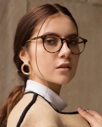 brunette wearing eyeglasses